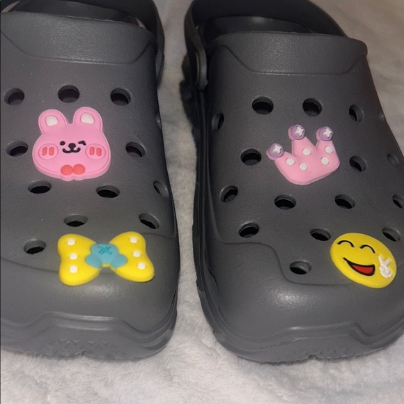 Grey Crocs clogs with Fun Jibbitz Charms - Picture 4 of 5